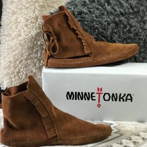 Minnetonka tie soft boot brown